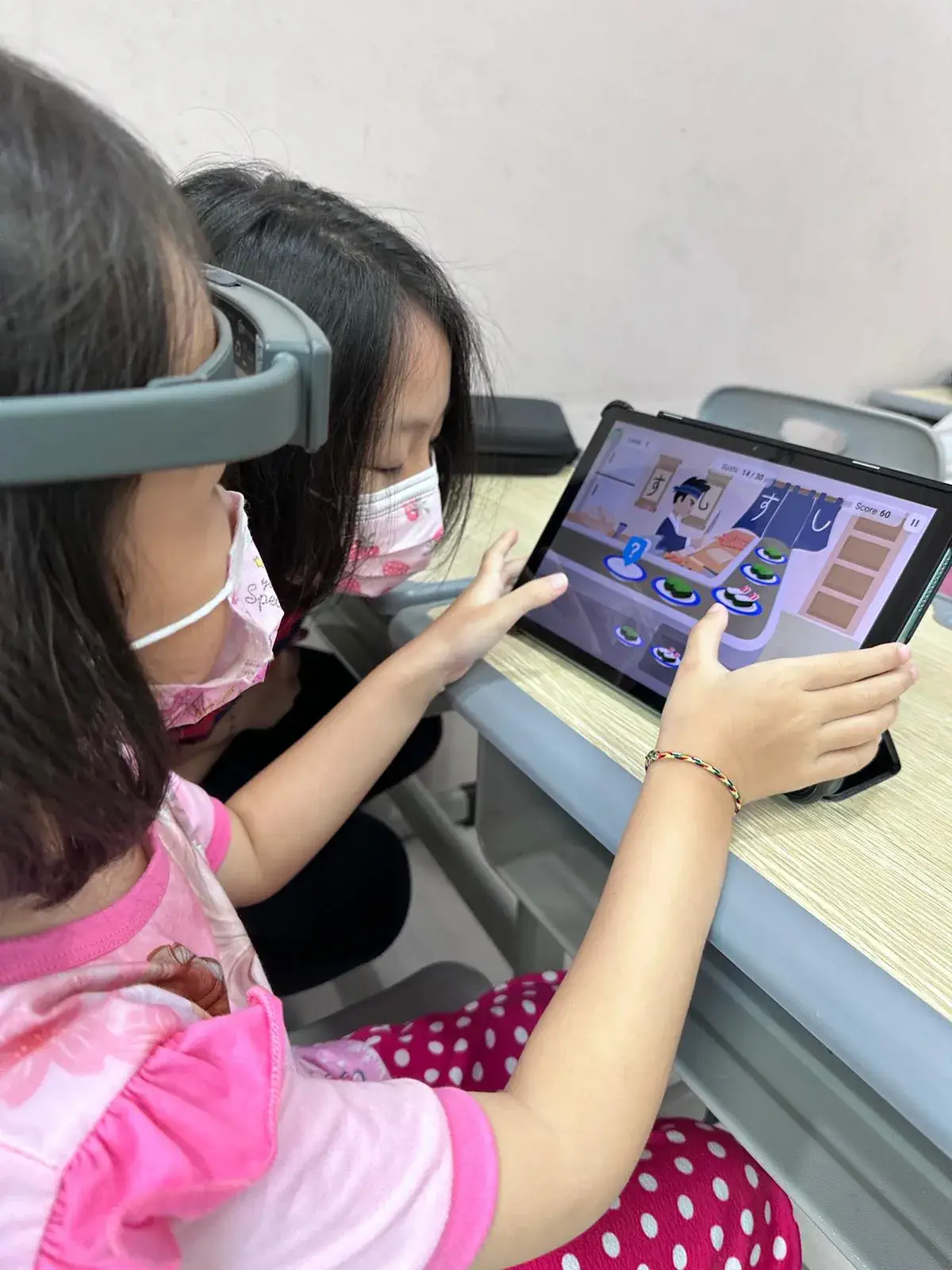 Children playing Neurokokoro games